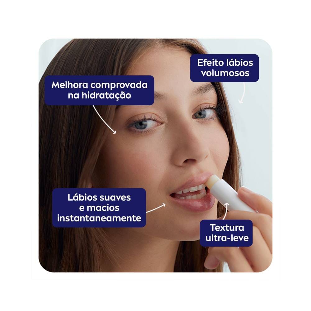 Modelo aplicando o Hidratante Labial Nivea Ultra Hialurônico