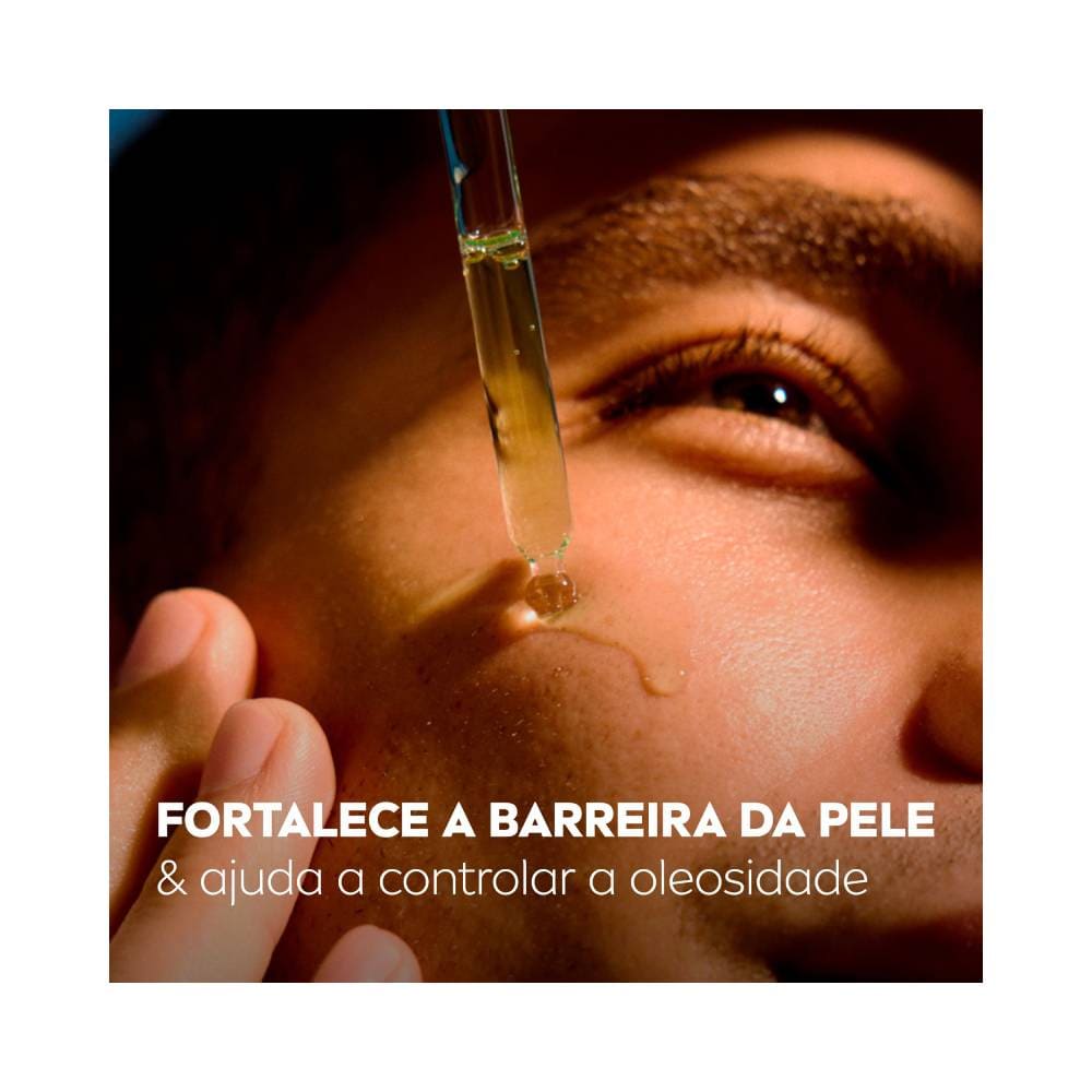 Aplicação do sérum Nivea Acne Control com conta-gotas no rosto