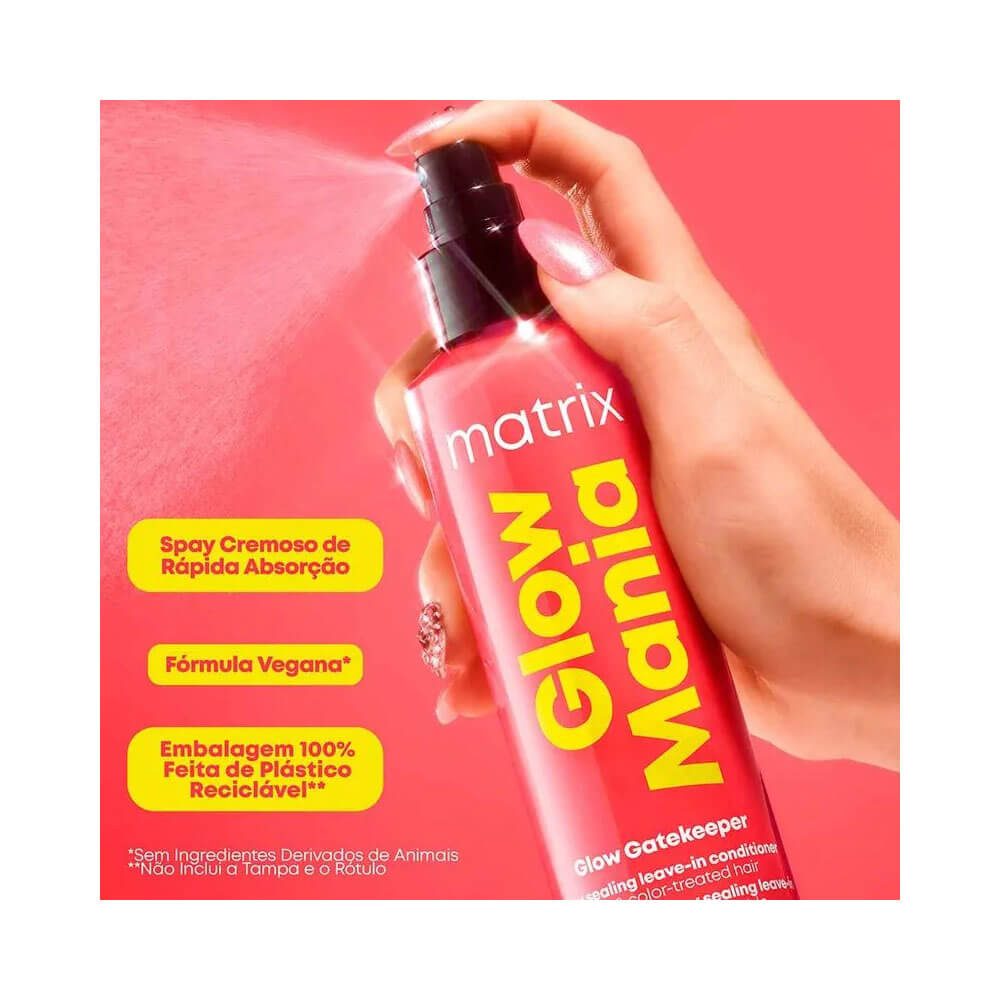 Aplicação do leave-in Matrix Glow Mania com névoa fina