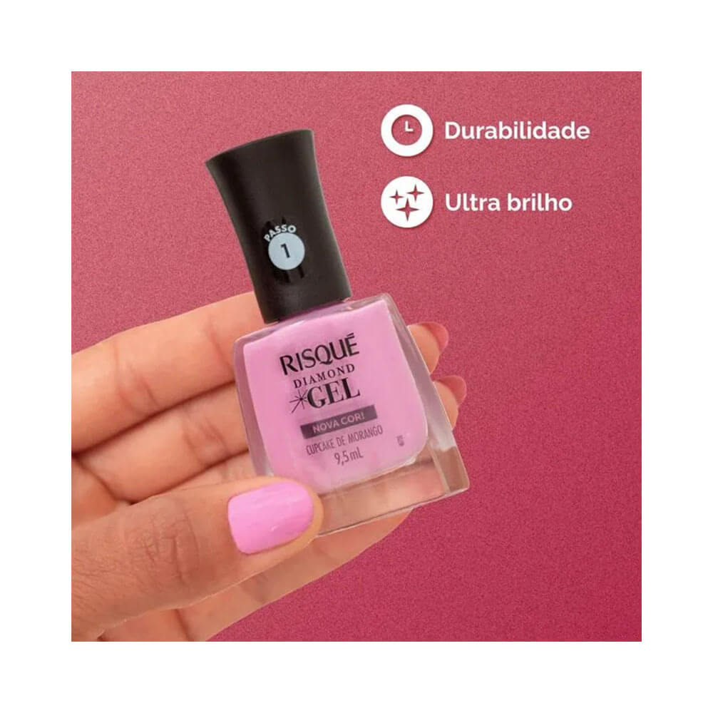 Mão segurando esmalte Risqué Diamond Gel Cupcake de Morango com ícones de durabilidade e brilho