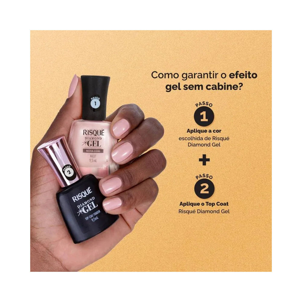 Mãos com esmalte Risqué Diamond Gel Ballet e top coat - aplicação em dois passos