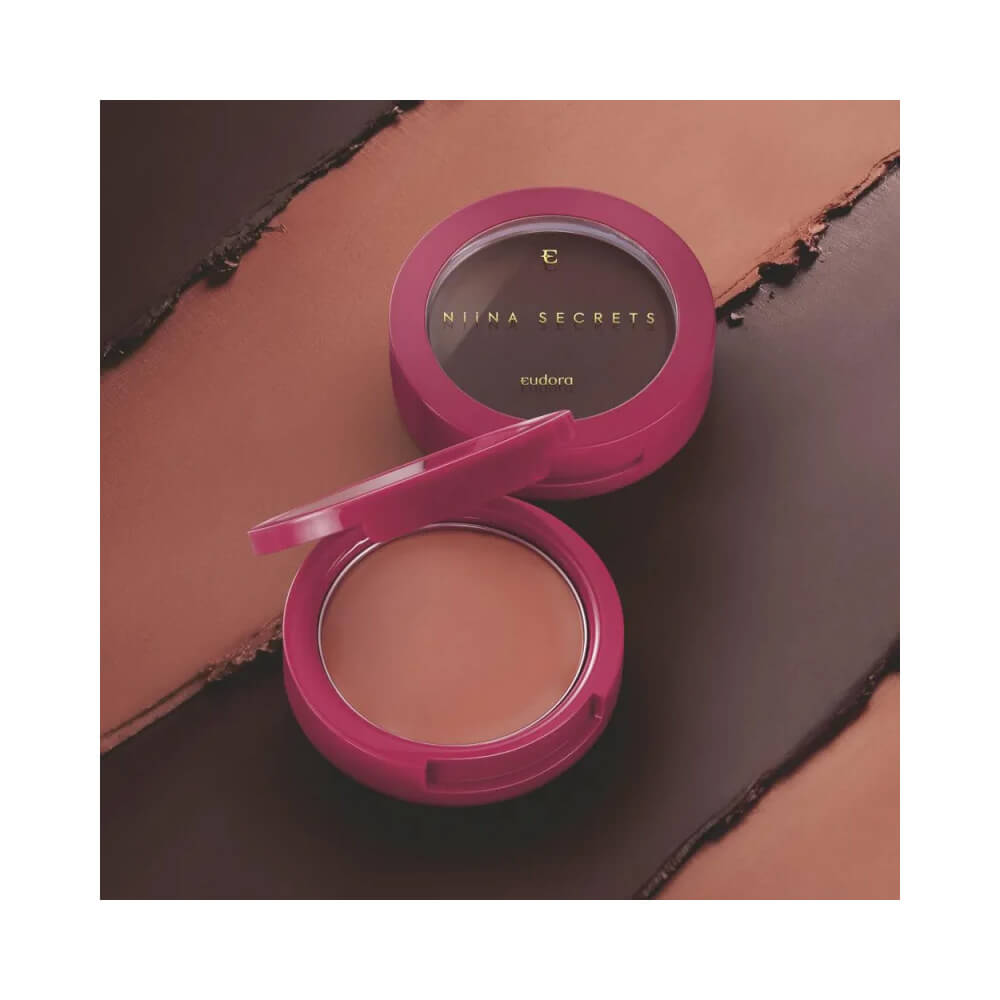 Detalhe do blush Niina Secrets mostrando textura e cor
