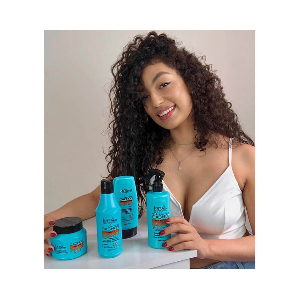 Produto e outros itens da gama Forever Liss Cachos