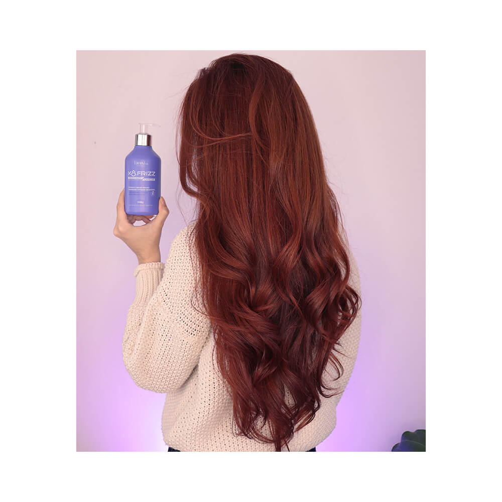 Aplicação do Creme Umectação Noturna em cabelo longo