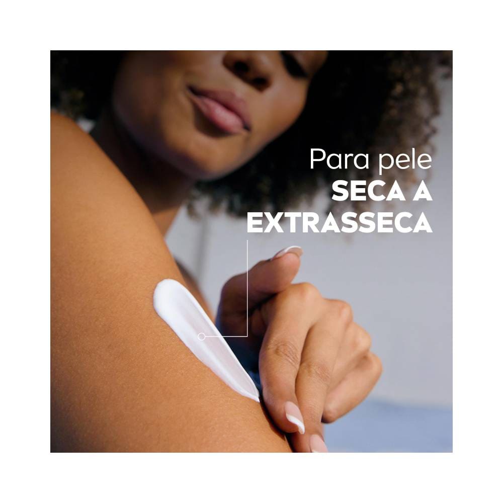 Mulher aplicando a loção Nivea Milk no braço