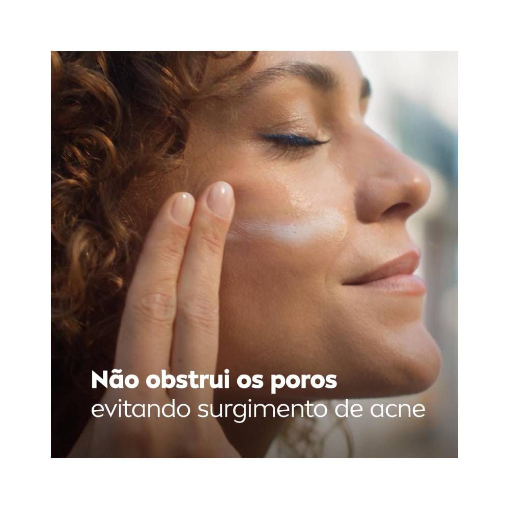 Mulher aplicando protetor solar Nivea Sun UV Face no rosto