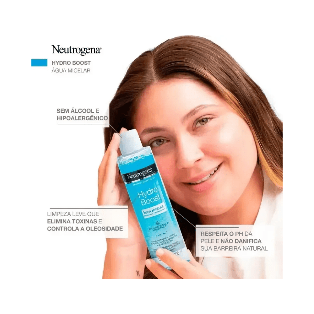 Mulher segurando Água Micelar Neutrogena Hydro Boost 200ml