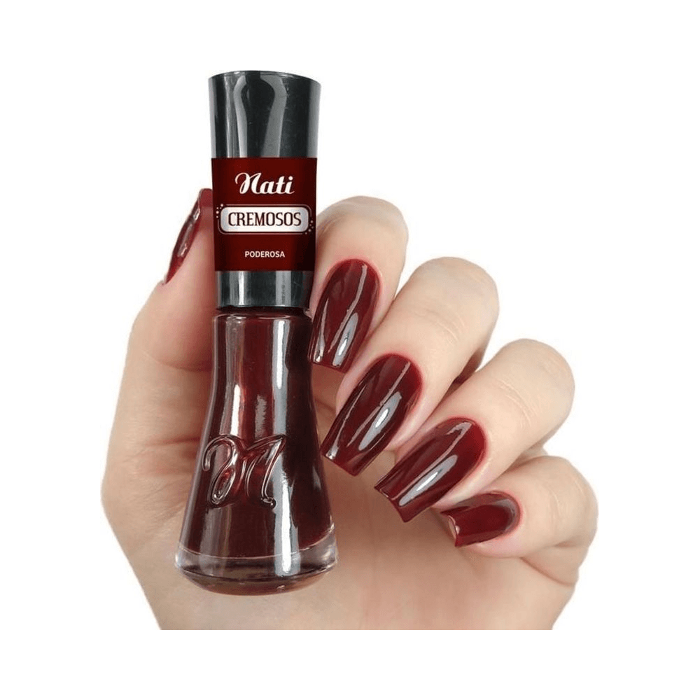 Mão segurando frasco de Esmalte Nati Cremosos Poderosa, mostrando cobertura e brilho