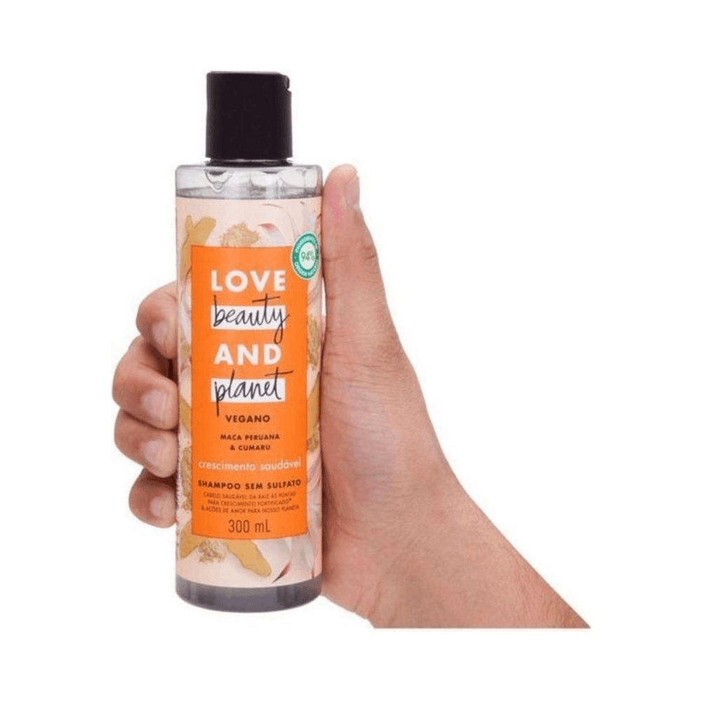 Shampoo Love Beauty and Planet 300ml segurado mostrando selo 94% ingredientes naturais
