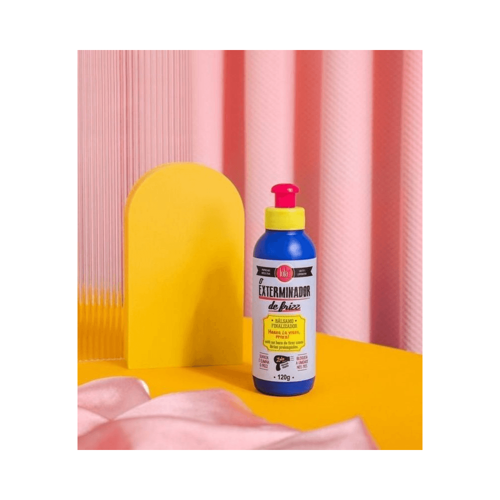 Bálsamo finalizador Lola Exterminador de Frizz 120ml em cena editorial sobre fundo colorido