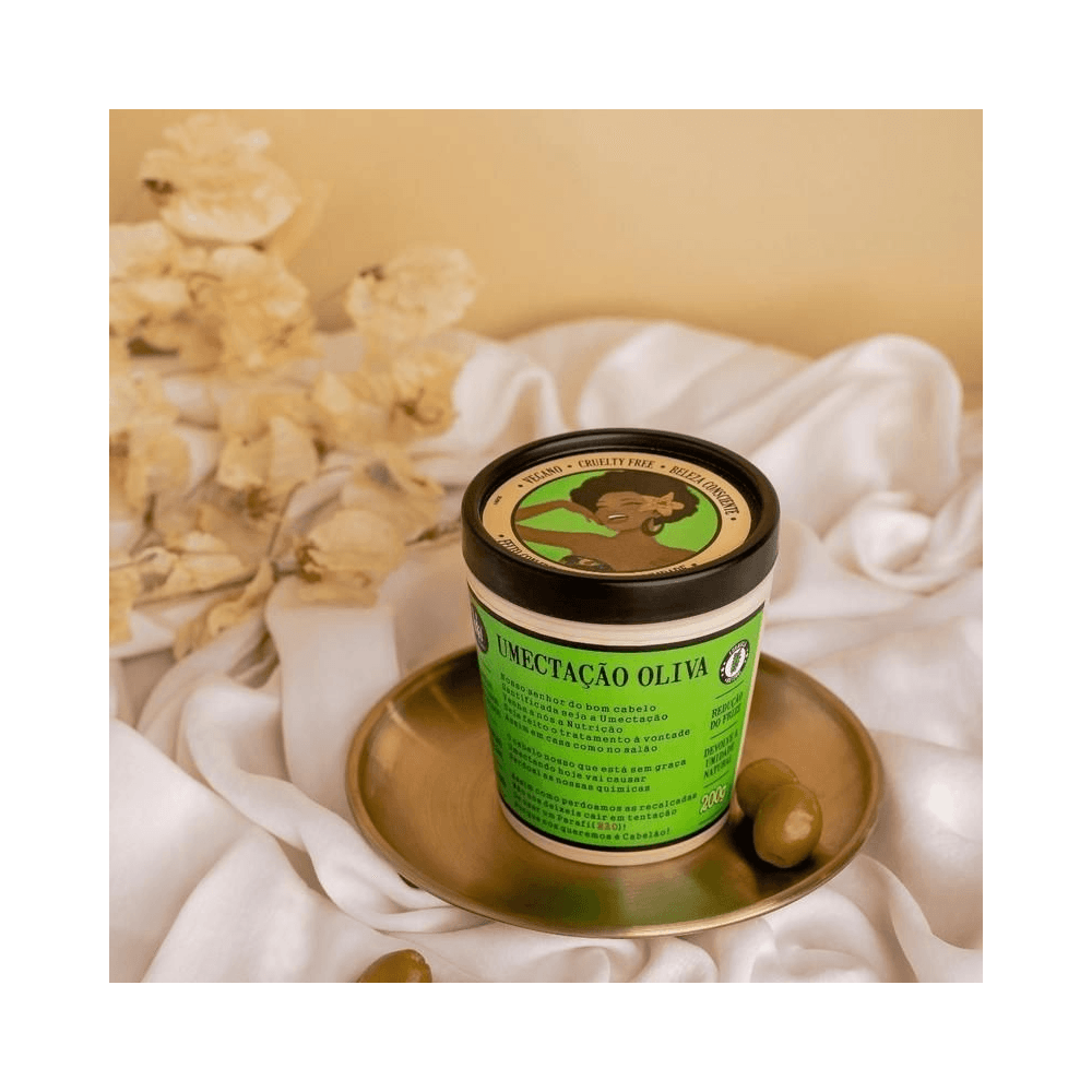 Pote Umectação Oliva Lola 200g em cenário com azeitonas, rótulo verde