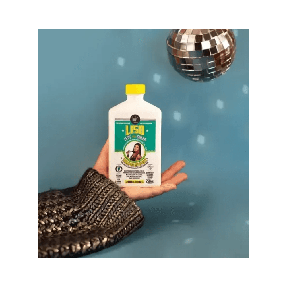 Frasco 250ml na palma da mão contra fundo azul, destaque do selo vegano