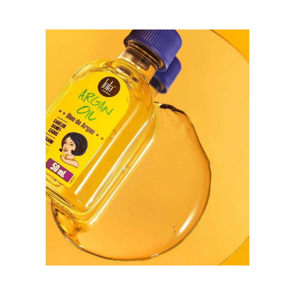 Close-up do frasco inclinado do Óleo de Argan Lola com óleo derramado