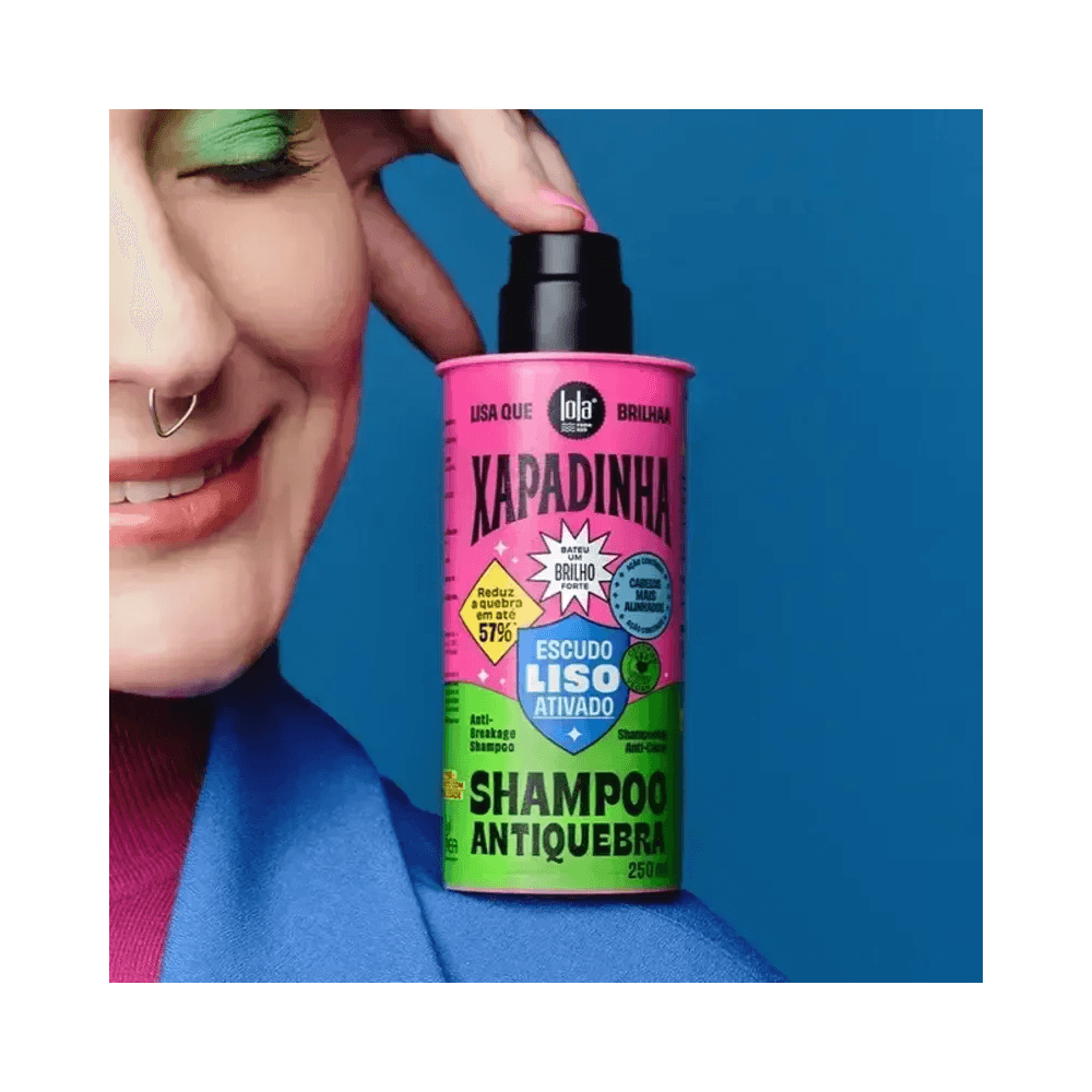 Pessoa segurando Shampoo Lola Xapadinha 250ml