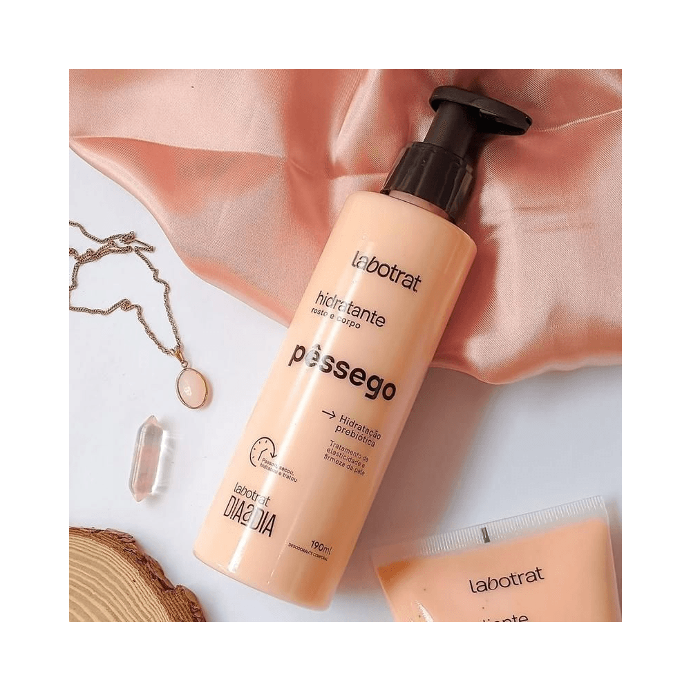 Flat lay do Hidratante Labotrat Pêssego 190ml sobre tecido rosado