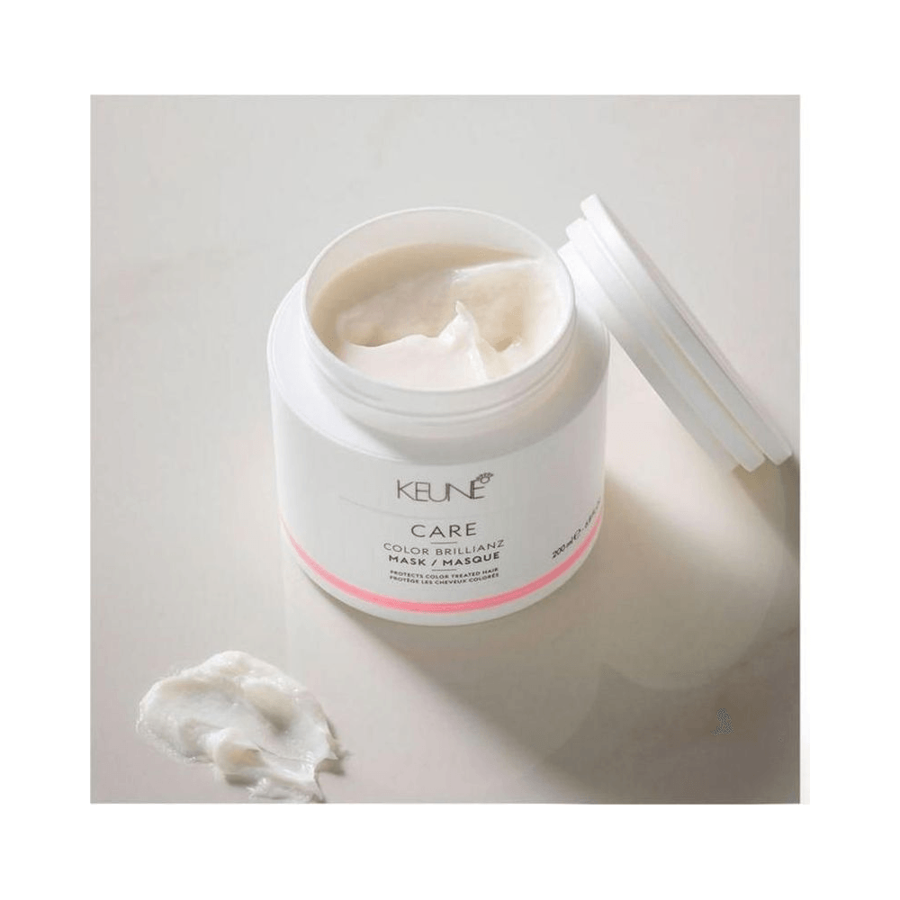 Pote aberto da Máscara Keune Care Color Brillianz com textura cremosa visível