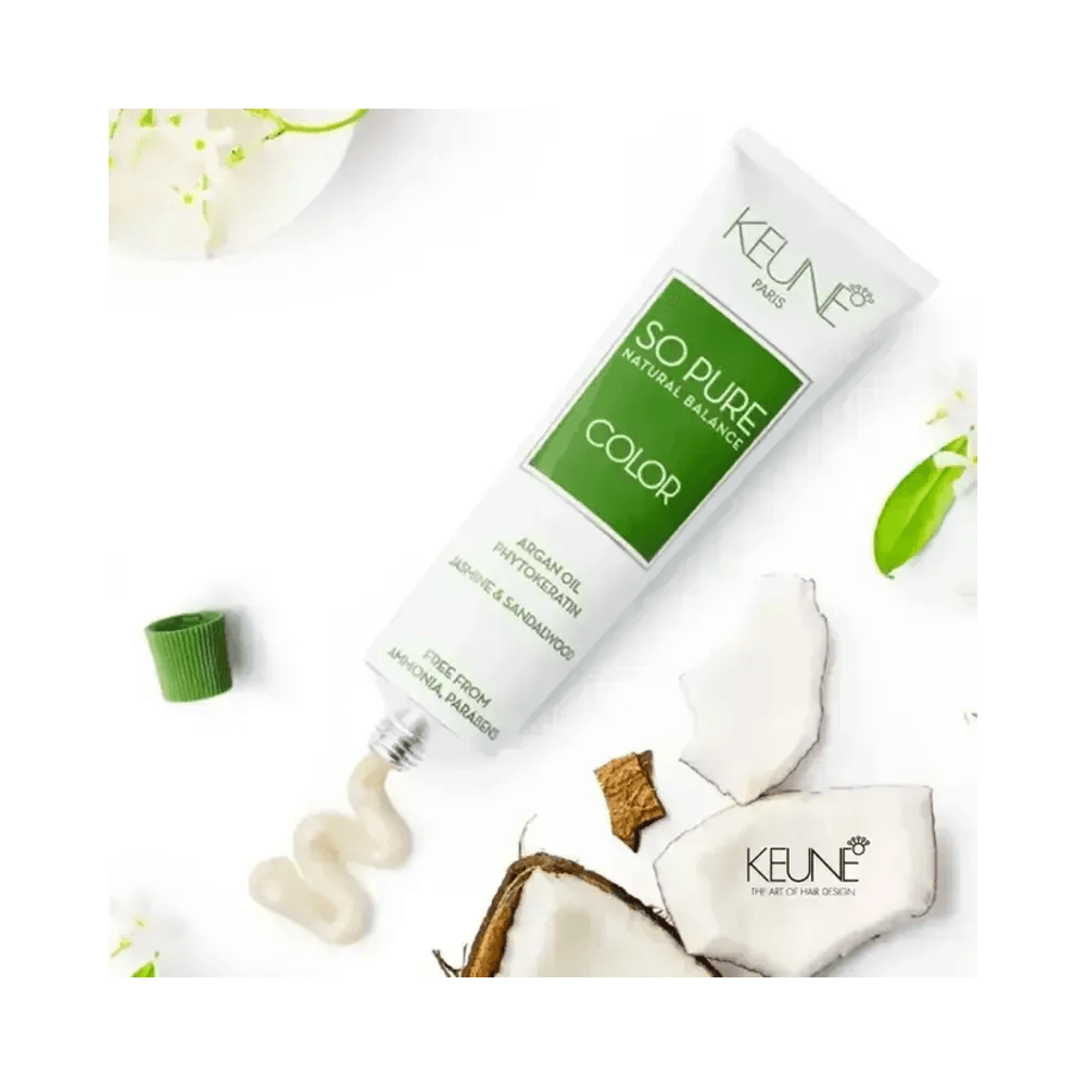 Tubo Keune So Pure Color 60ml com creme e elementos botânicos representando ingredientes naturais