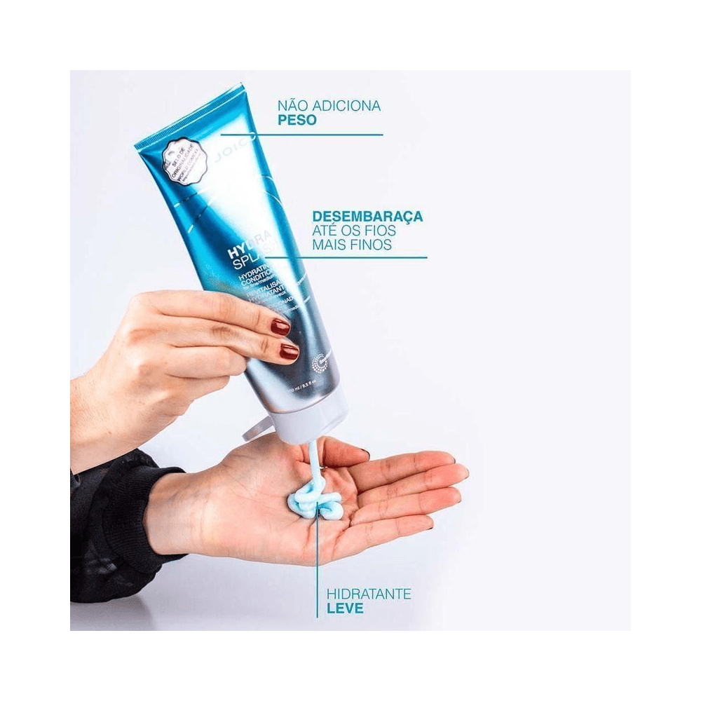 Textura do condicionador Joico Hydra Splash espremida nas mãos, tom azul claro