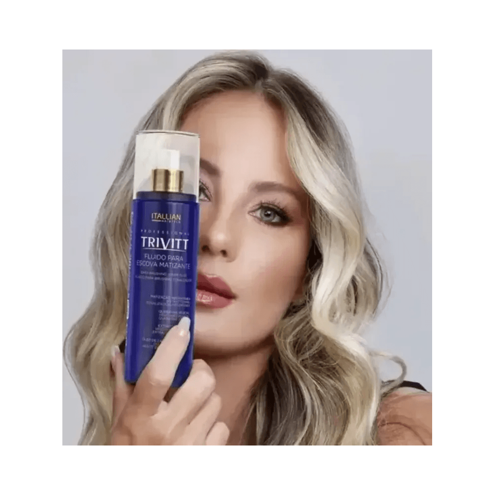 Modelo loira segurando o fluido matizante Itallian Hairtech
