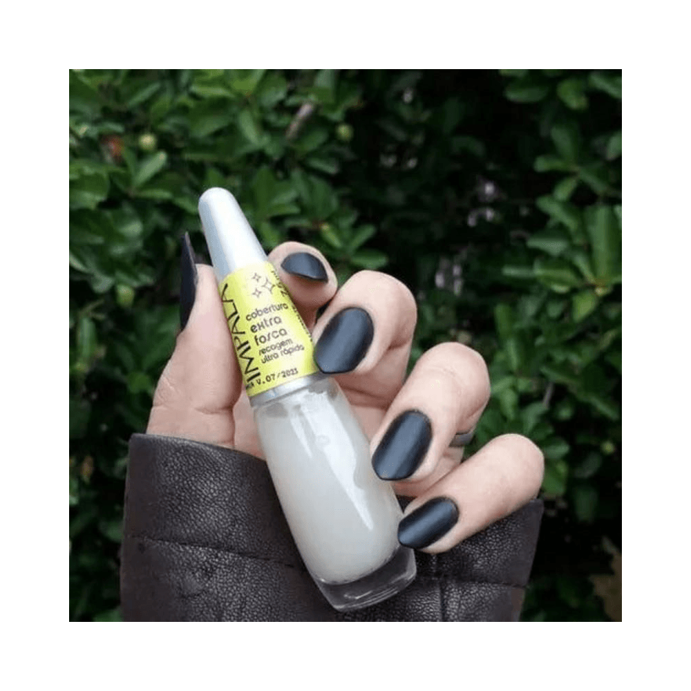 Frasco de esmalte Impala em mão demonstrando aplicação e resultado fosco nas unhas