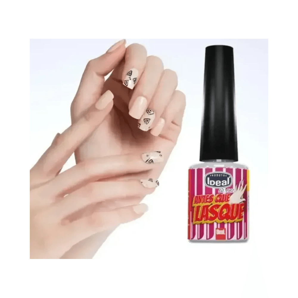 Mãos com unhas nude e frasco da Base Ideal Antes que Lasque