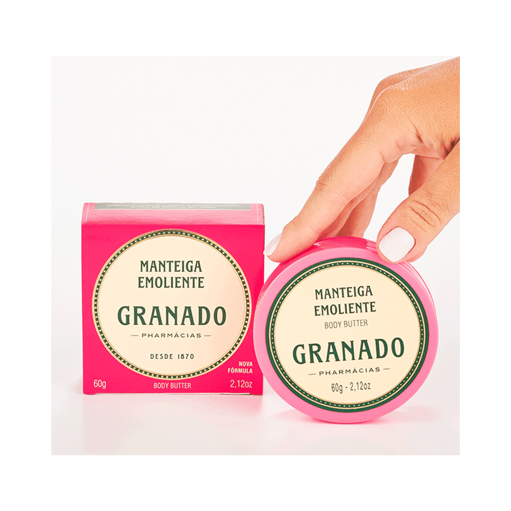 Mão segurando pote Manteiga Emoliente Granado Pink ao lado da caixa