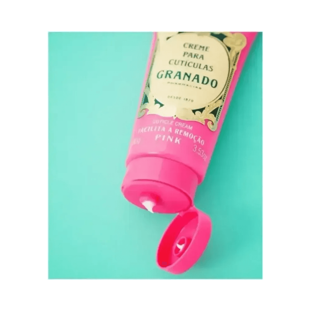 Close do tubo Granado Pink com tampa flip aberta e saída do creme visível