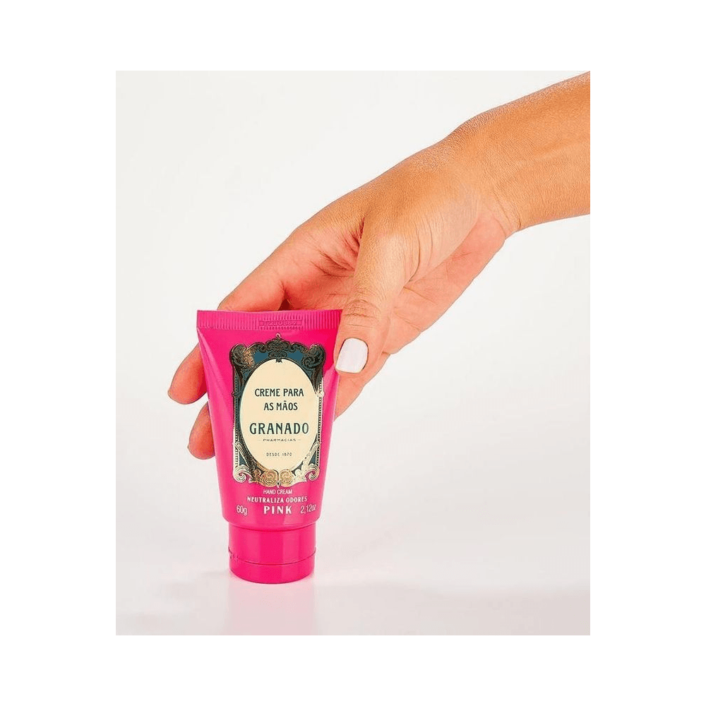 Mão segurando tubo do Creme Granado Pink 60g mostrando a embalagem compacta