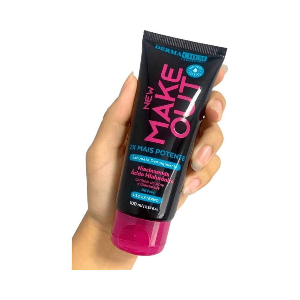 Sabonete Demaquilante Dermachem New Make Out 100ml sendo segurado para escala
