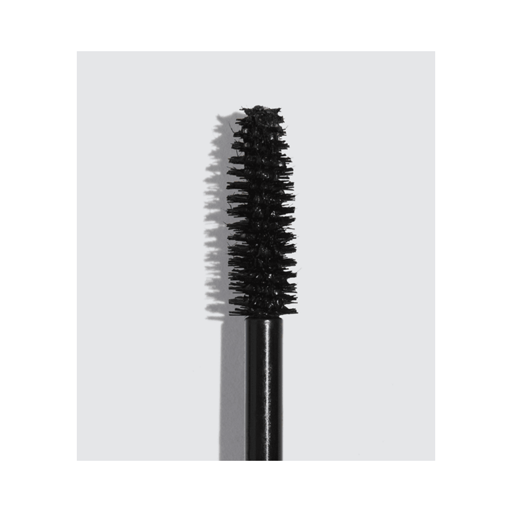 Close-up do aplicador com cerdas densas da máscara Volume Russo Ultrafiber