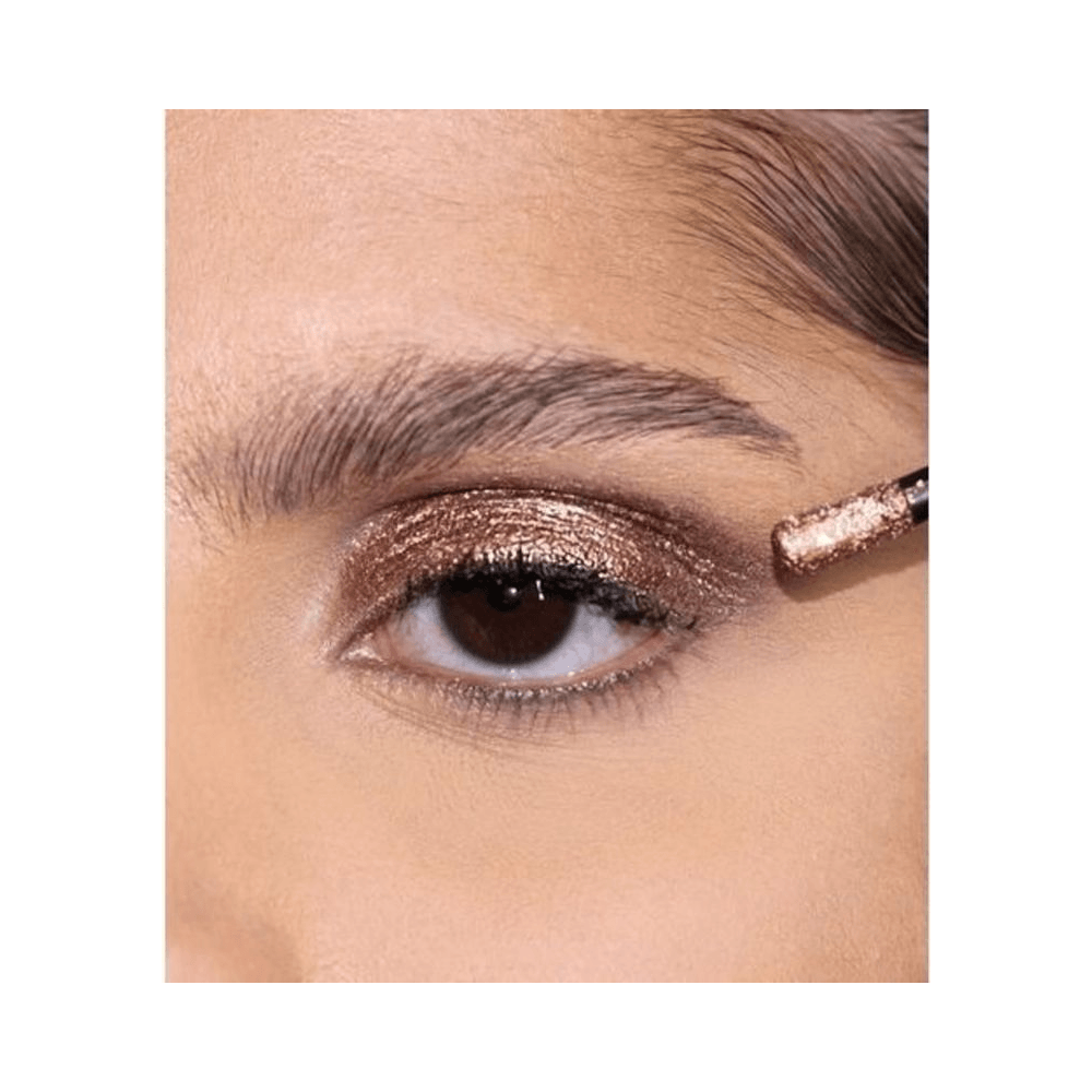 Close de pálpebra com sombra Dailus Eye Paint Shine Bronze mostrando cobertura metálica