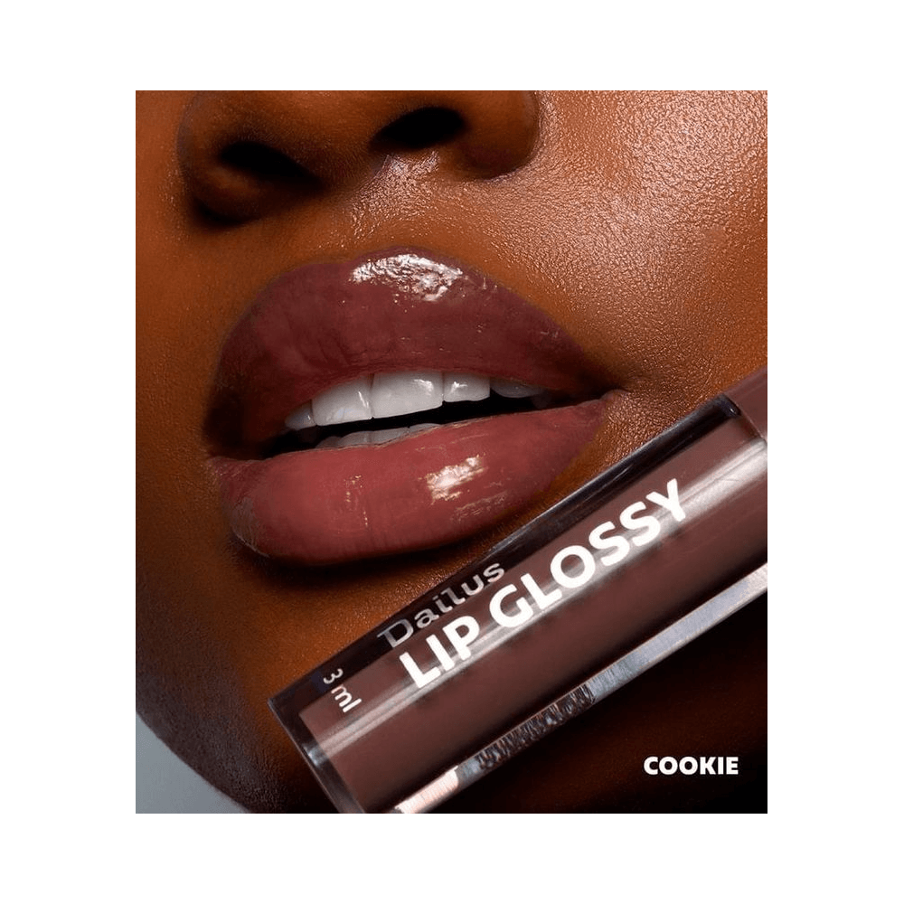 Close em lábios com gloss Dailus tom Cokkie mostrando acabamento brilhante