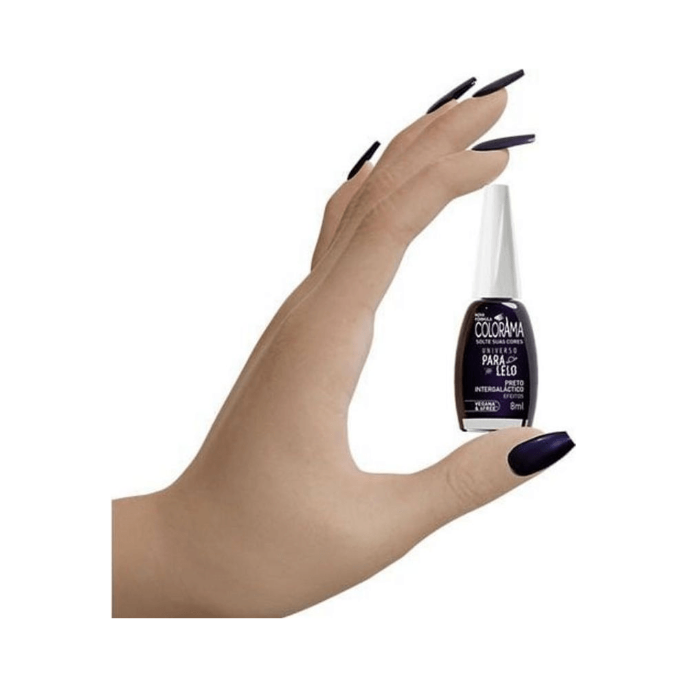 Mão segurando frasco do esmalte Colorama e resultado da cor nas unhas