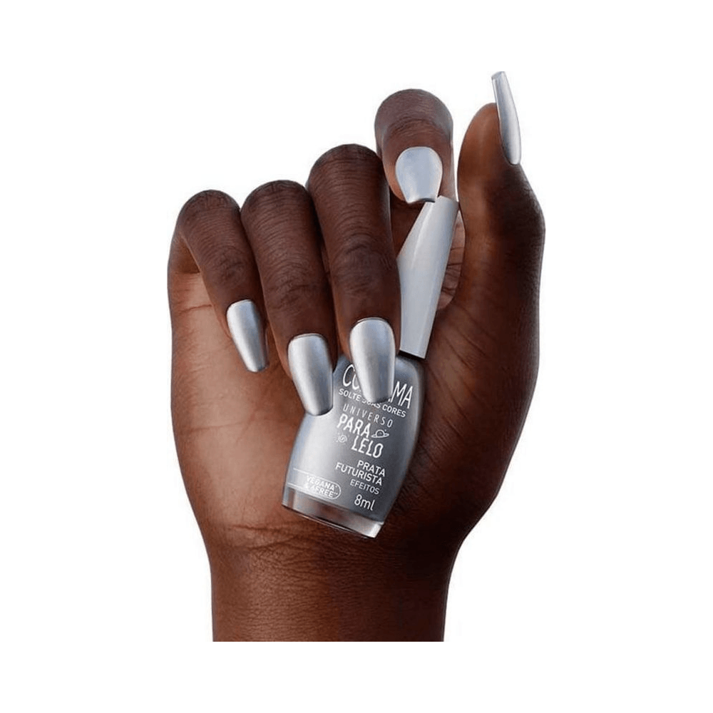 Mão segurando frasco Colorama Prata Futurista com unhas pintadas no mesmo tom
