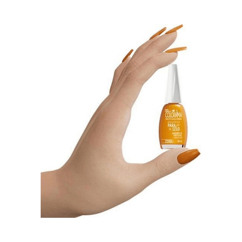 Mão segurando frasco de Esmalte Colorama Amarelo Virtual com unhas pintadas