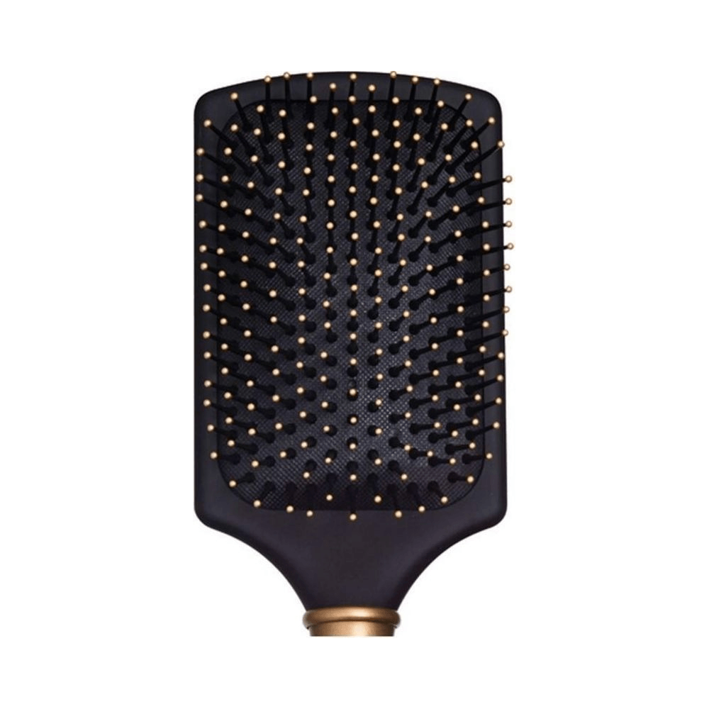 Close nas cerdas da Escova Belliz Black & Gold com ponteiras douradas