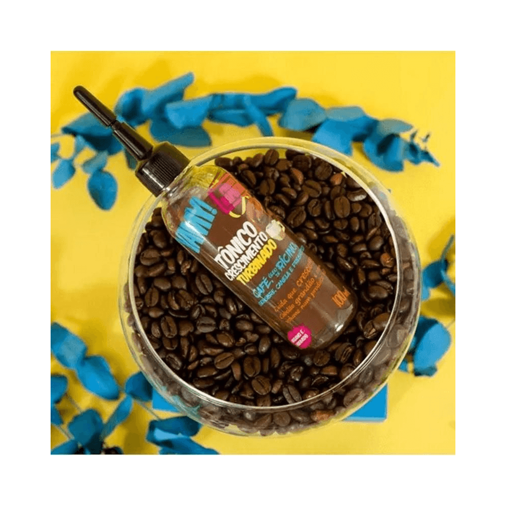 Frasco sobre grãos de café destacando o ativo café - Tônico Yamy 100 ml