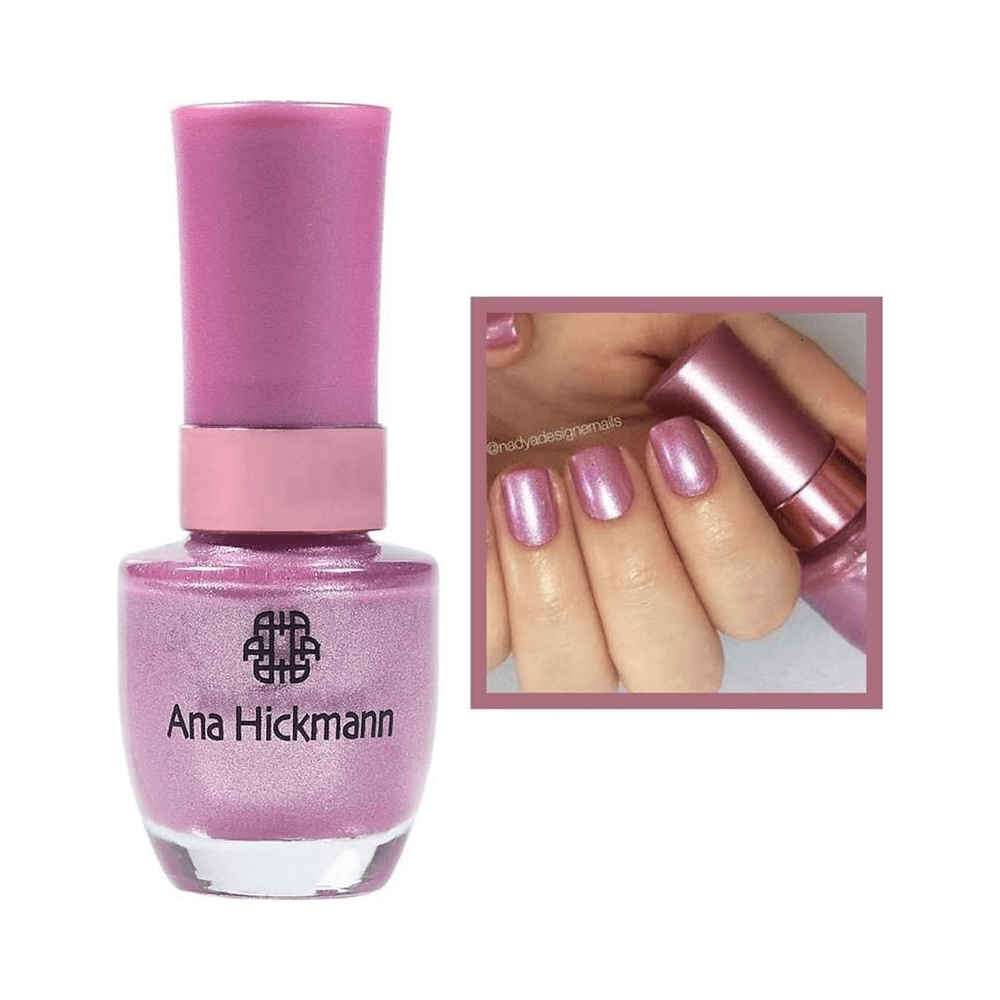 Frasco e aplicação do esmalte Ana Hickmann Rosa Rose mostrando cor nas unhas