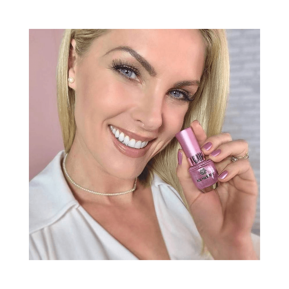 Produto e resultado em unhas pintadas com esmalte Ana Hickmann Rosa Rose