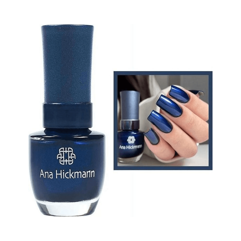Frasco de esmalte com inserção de close nas unhas mostrando tom azul metálico