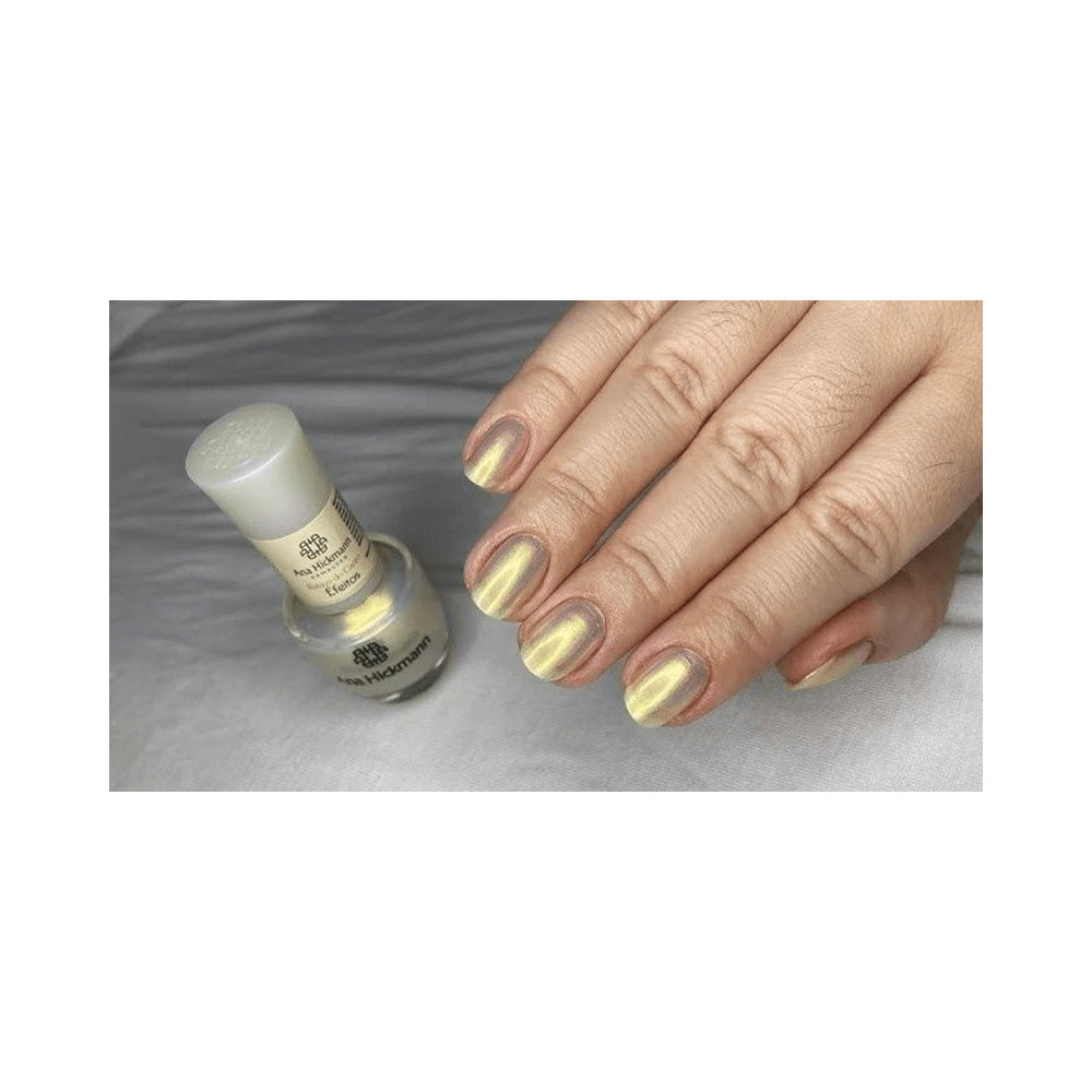 Aplicação do esmalte Ana Hickmann Feitiço do Canto em unhas, mostrando reflexos perolados
