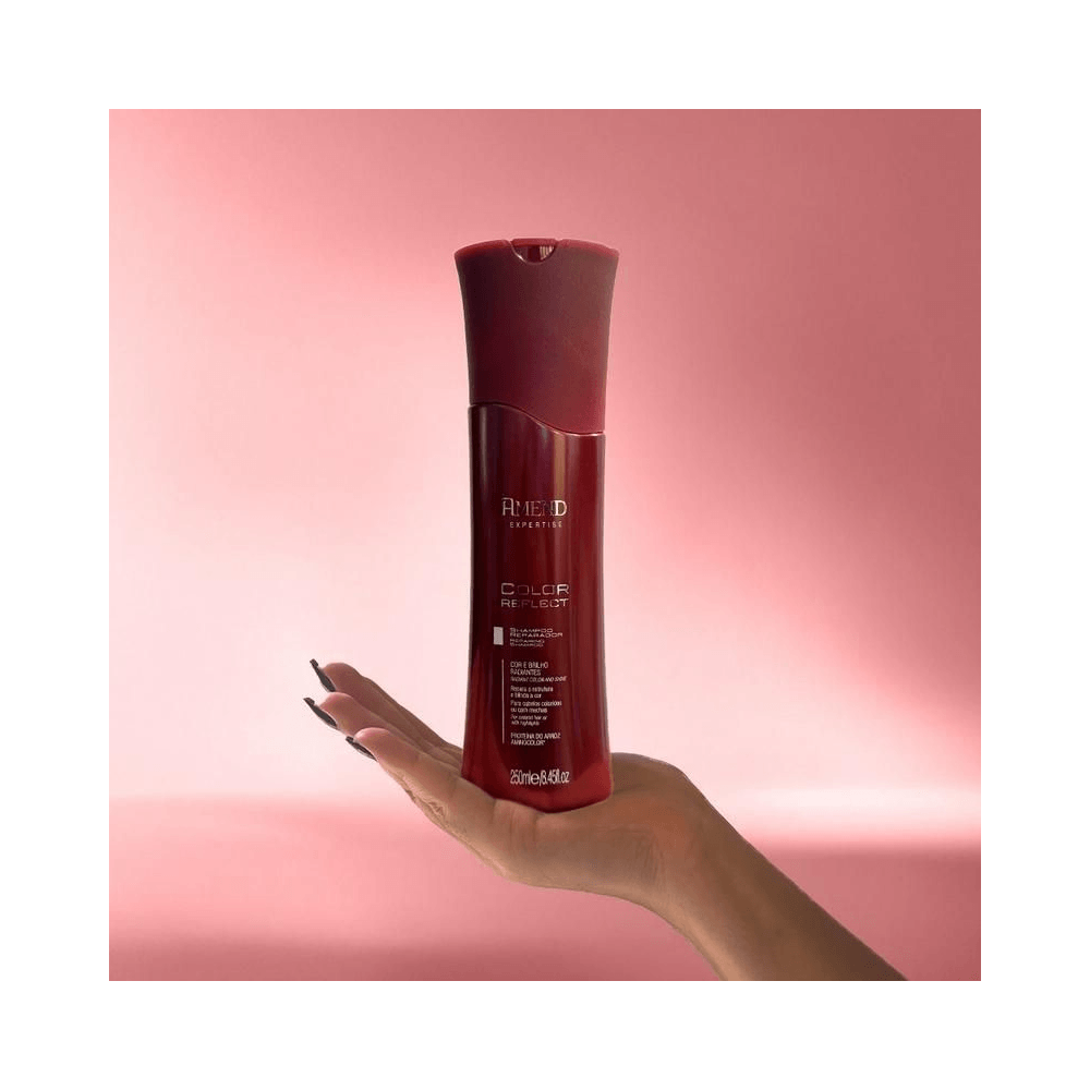 Shampoo Amend Expertise Color Reflect 250ml apoiado na palma da mão sobre fundo rosa