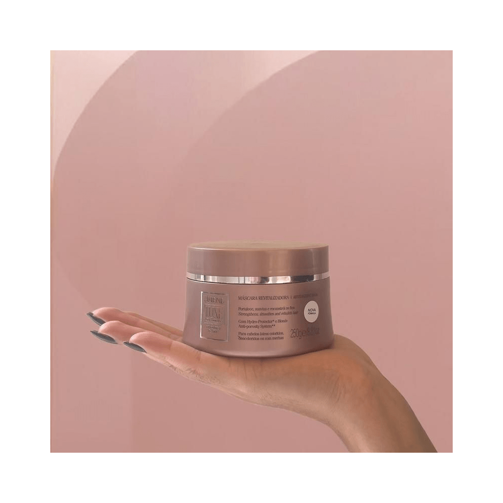 Pote Amend Luxe Creations Blonde Care 250g em palma de mão, composição lifestyle