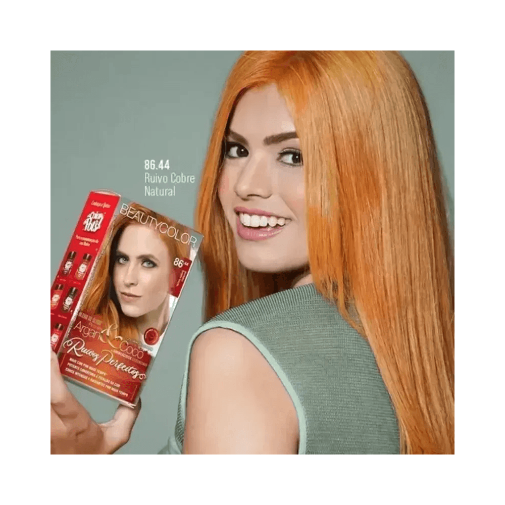 Modelo com cabelo liso ruivo cobre segurando a embalagem do Kit Beauty Color 86.44