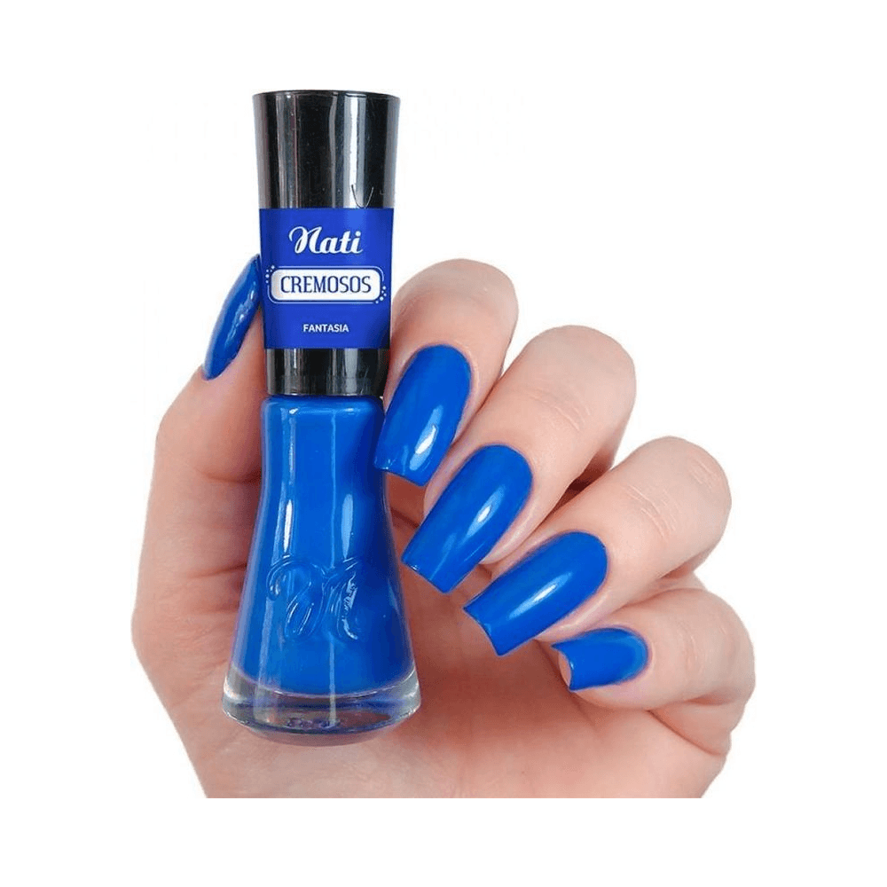 Mão com esmalte Nati Cremosos Fantasia mostrando acabamento