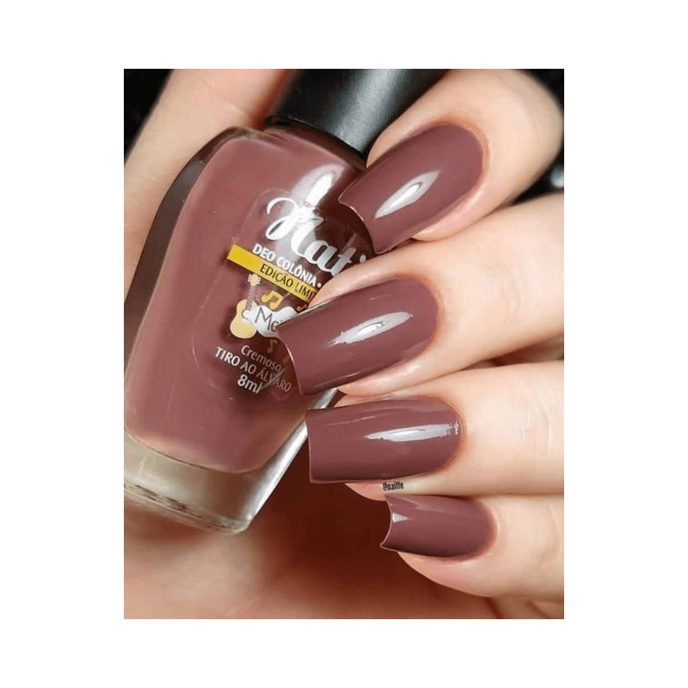 Unhas pintadas com Esmalte Nati Tiro ao Álvaro - close da aplicação