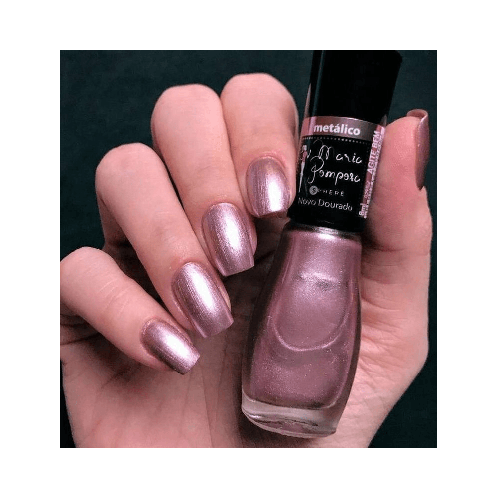 Unhas pintadas com Esmalte Mohda Novo Dourado mostrando acabamento metálico