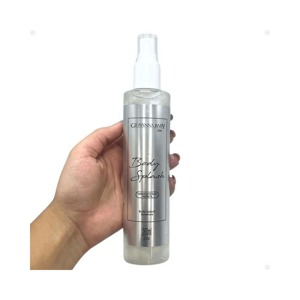 Body Splash Giovanna Baby Silver 260ml segurado por mão, rótulo prateado