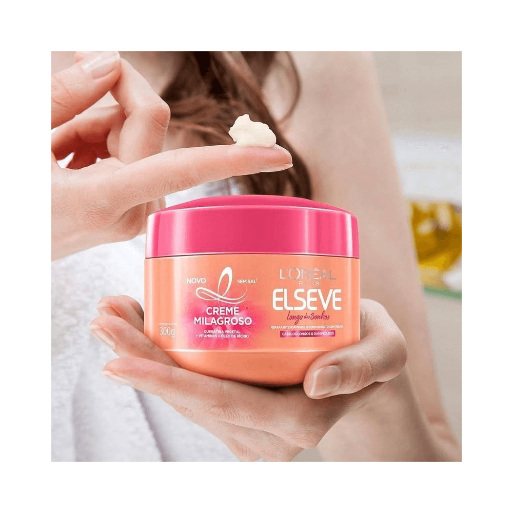 Aplicação do creme nas pontas do cabelo segurando o pote