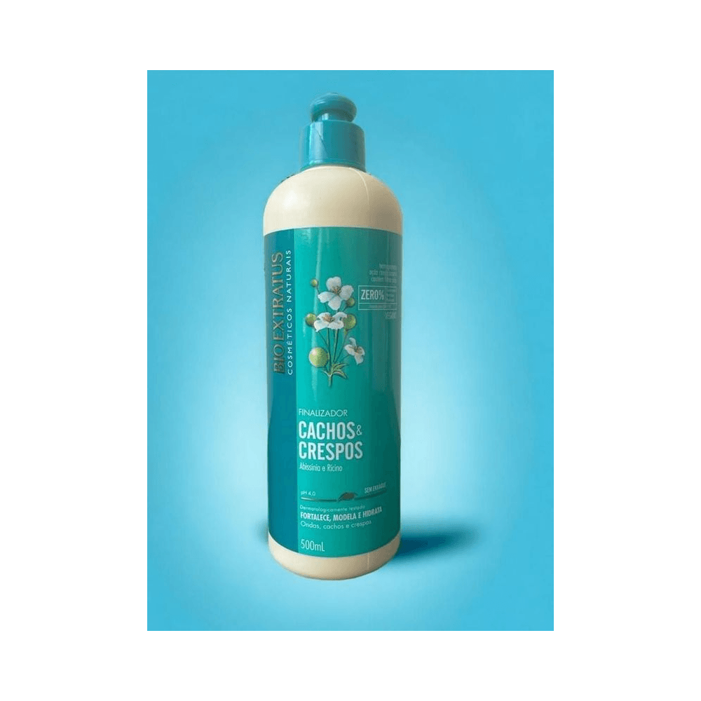 Frasco do finalizador Bio Extratus Cachos & Crespos sobre fundo azul